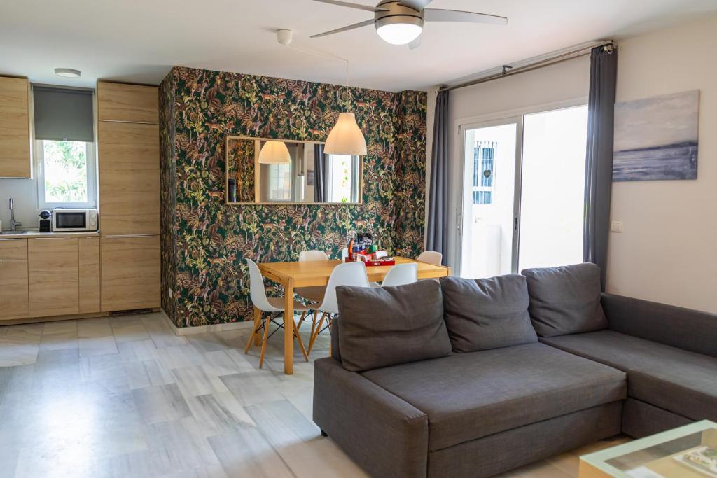 Posezení v ubytování AB Properties - Design Penthouse Marbella - Puerto Banús - Golden Mile - Pool and Tropical Garden View
