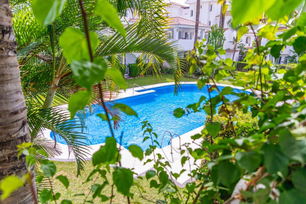 Bazén v ubytování AB Properties - Design Penthouse Marbella - Puerto Banús - Golden Mile - Pool and Tropical Garden View nebo v jeho okolí