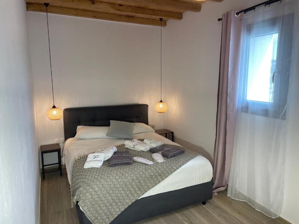1 dormitorio con 1 cama con toallas en Mavrokastro en Adamas