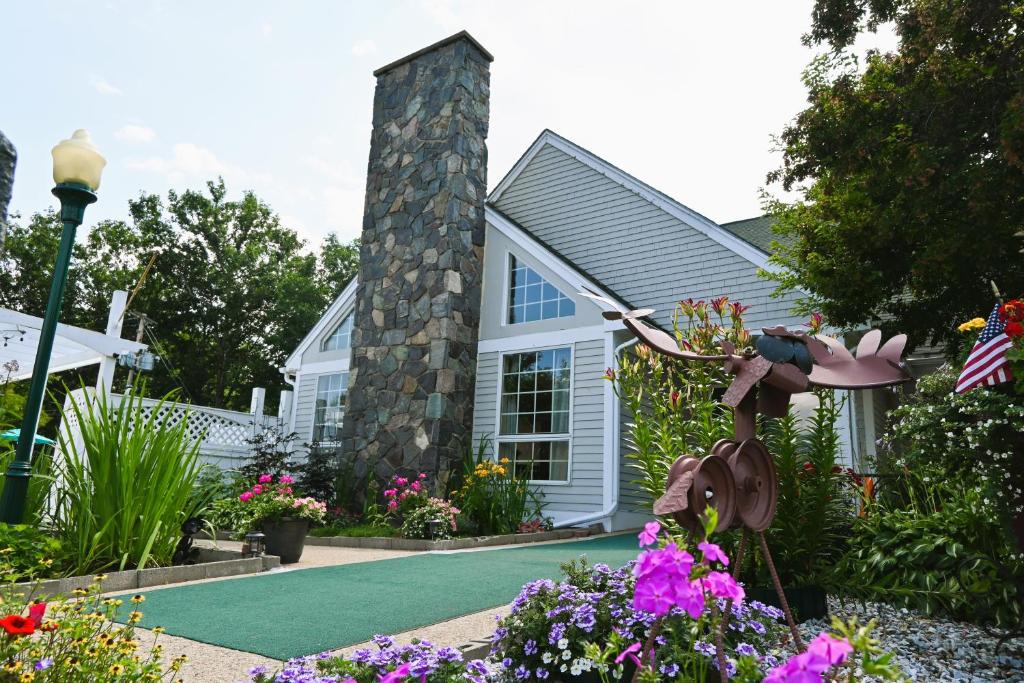 une maison avec un jardin fleuri devant elle dans l'établissement The Lodge at Jackson Village, à Jackson