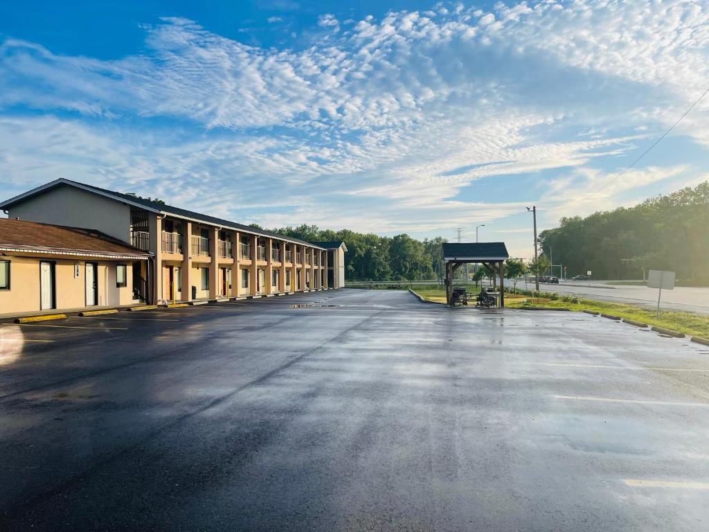 an empty road in front of a building at BEL AIR MOTEL in Wood River