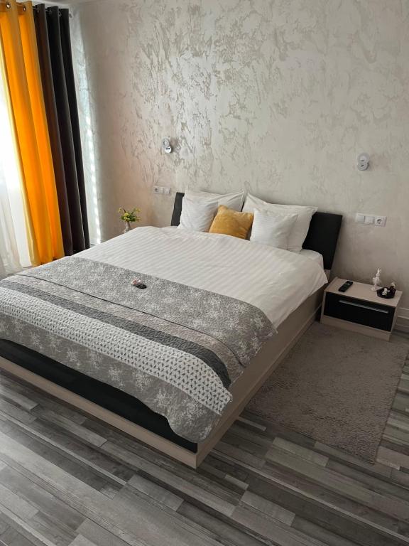 Luxury Apartment في سيبيو: غرفة نوم بسرير كبير في غرفة