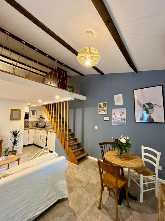 Cette chambre comprend un lit, une table et une cuisine. dans l'établissement Joli appartement refait à neuf, au Tholonet