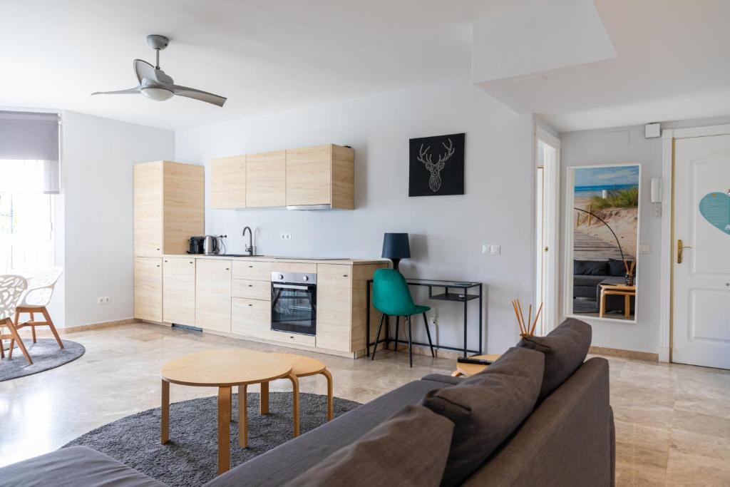 Kuchyňa alebo kuchynka v ubytovaní AB Properties - Design Penthouse Duplex Marbella - 3 mn to Puerto Banus and Beach - Golden Mile - Pool and Tropical