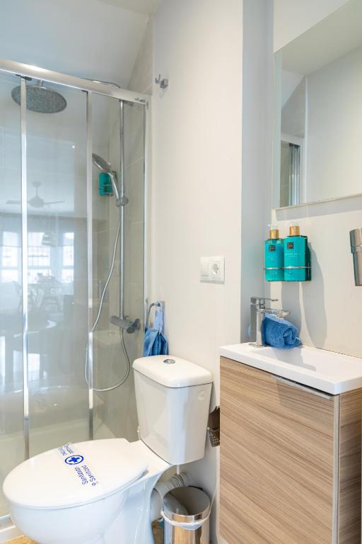Kúpeľňa v ubytovaní AB Properties - Design Penthouse Duplex Marbella - 3 mn to Puerto Banus and Beach - Golden Mile - Pool and Tropical