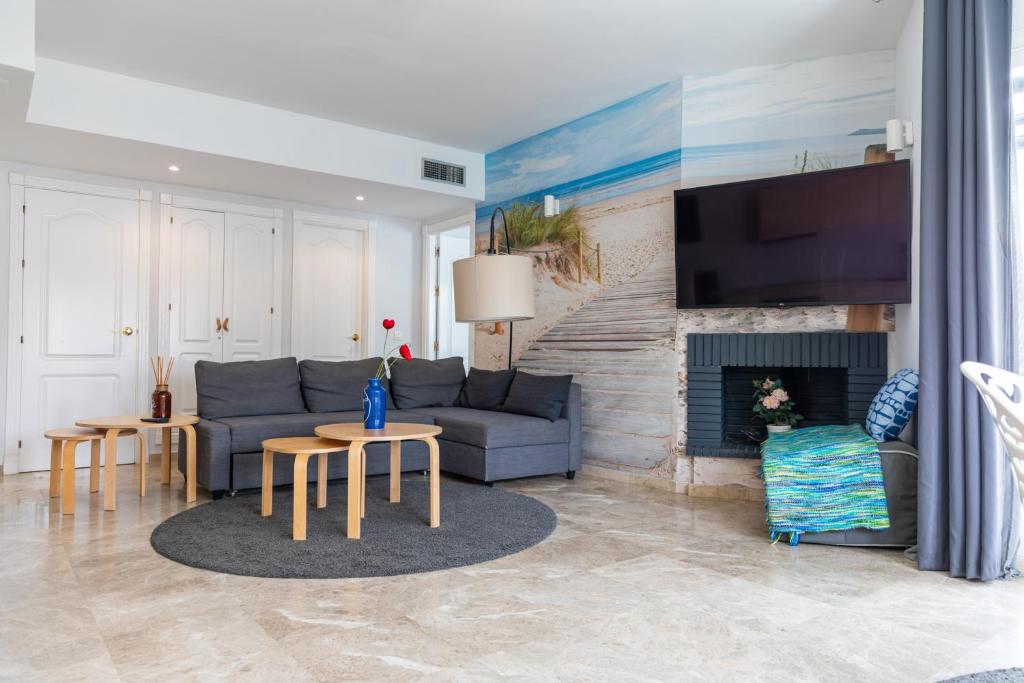 Posedenie v ubytovaní AB Properties - Design Penthouse Duplex Marbella - 3 mn to Puerto Banus and Beach - Golden Mile - Pool and Tropical