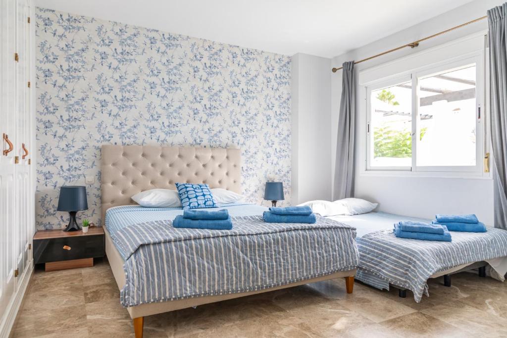 Posteľ alebo postele v izbe v ubytovaní AB Properties - Design Penthouse Duplex Marbella - 3 mn to Puerto Banus and Beach - Golden Mile - Pool and Tropical