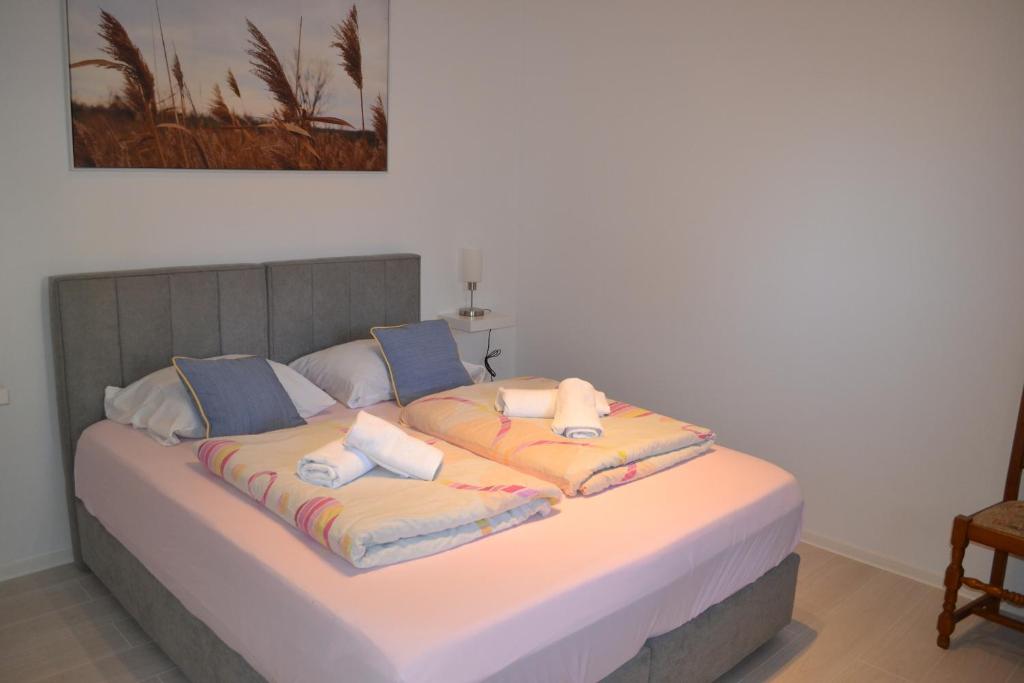 a bed with towels on top of it in a room at Villa Baldi -Apartmani Danny in Tar