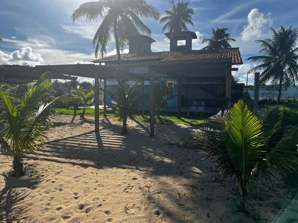 een huis aan het strand met palmbomen voor de deur bij Casa Beira Mar Barra Sirinhaem in Sirinhaém