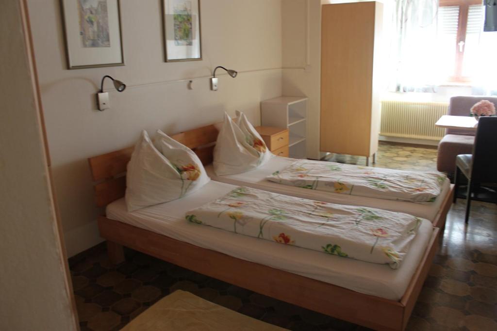 um quarto com duas camas num quarto em Gästehaus Braunegger em Lamprechtshausen