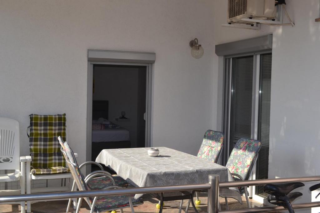a table and chairs in a room with a table and chairsktop at Villa Baldi -Apartmani Danny in Tar