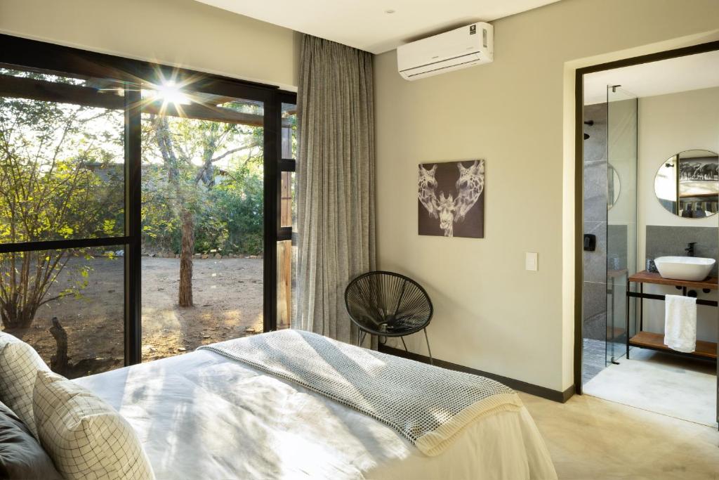 Postel nebo postele na pokoji v ubytování Rixile Kruger Lodge