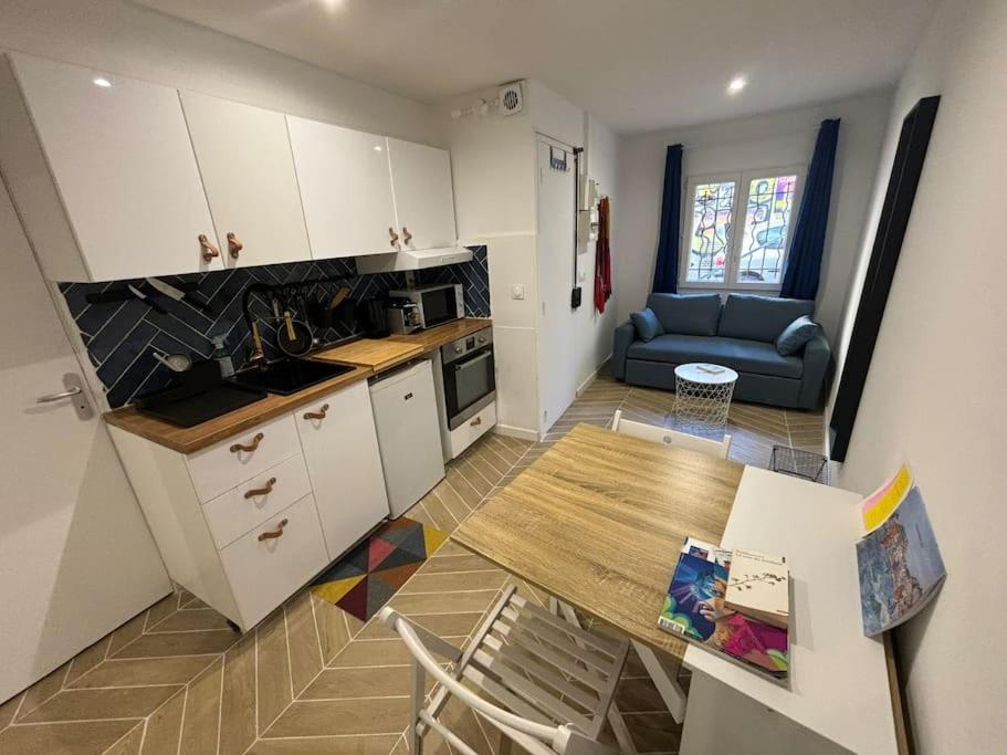 - une cuisine avec une table et un canapé dans une chambre dans l'établissement Appartement 2P au Panier, à Marseille