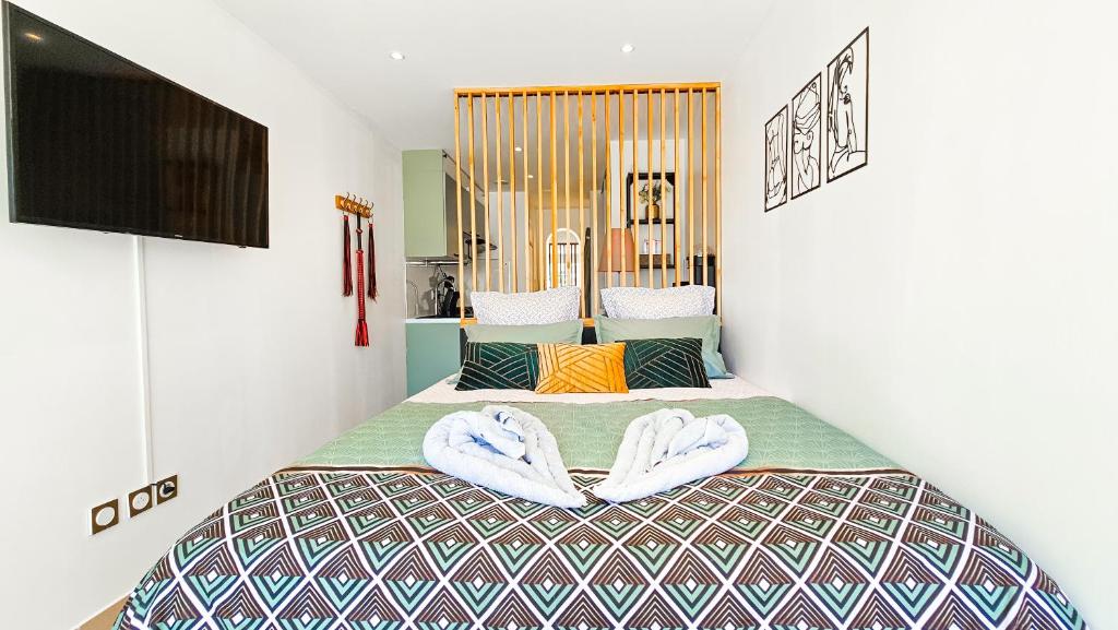 una camera da letto con un letto con due asciugamani sopra di CapSexy Port Nature Garden Naturist Village a Cap d'Agde