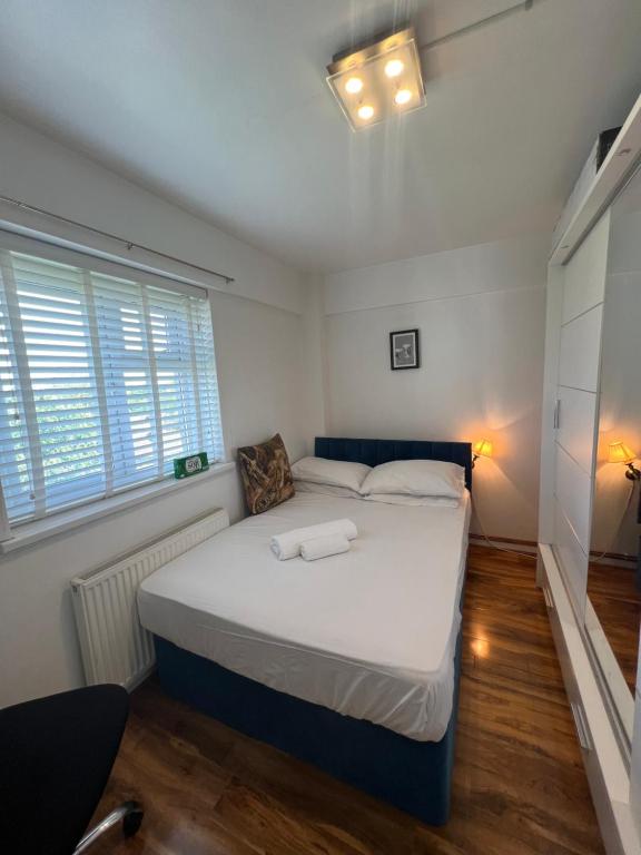 ロンドンにあるStylish London double roomのベッドルーム(白いシーツを使用した大型ベッド1台付)