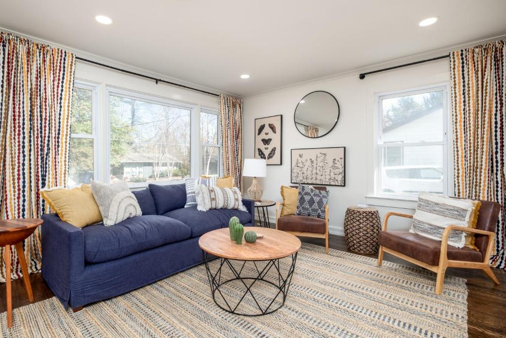 sala de estar con sofá azul y mesa en Downtown Brevard, Franklin Park & College - Updated 3bd 2ba home, Pets ok, en Brevard