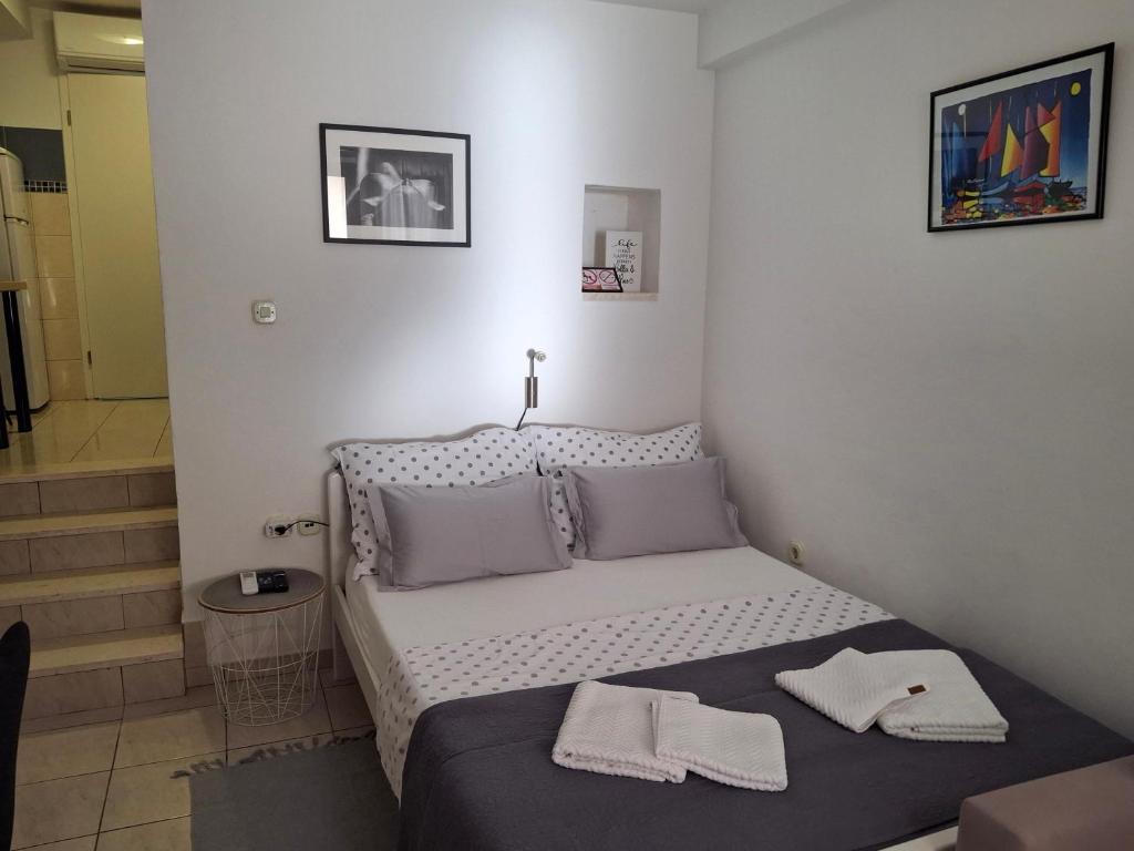 1 dormitorio pequeño con 1 cama con 2 toallas en Old town apartment Nina 1, en Split