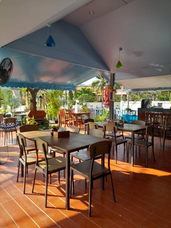 Restaurace v ubytování พลอยฟ้ารีสอร์ทเขาเต่า Ployfarresortkhaotao