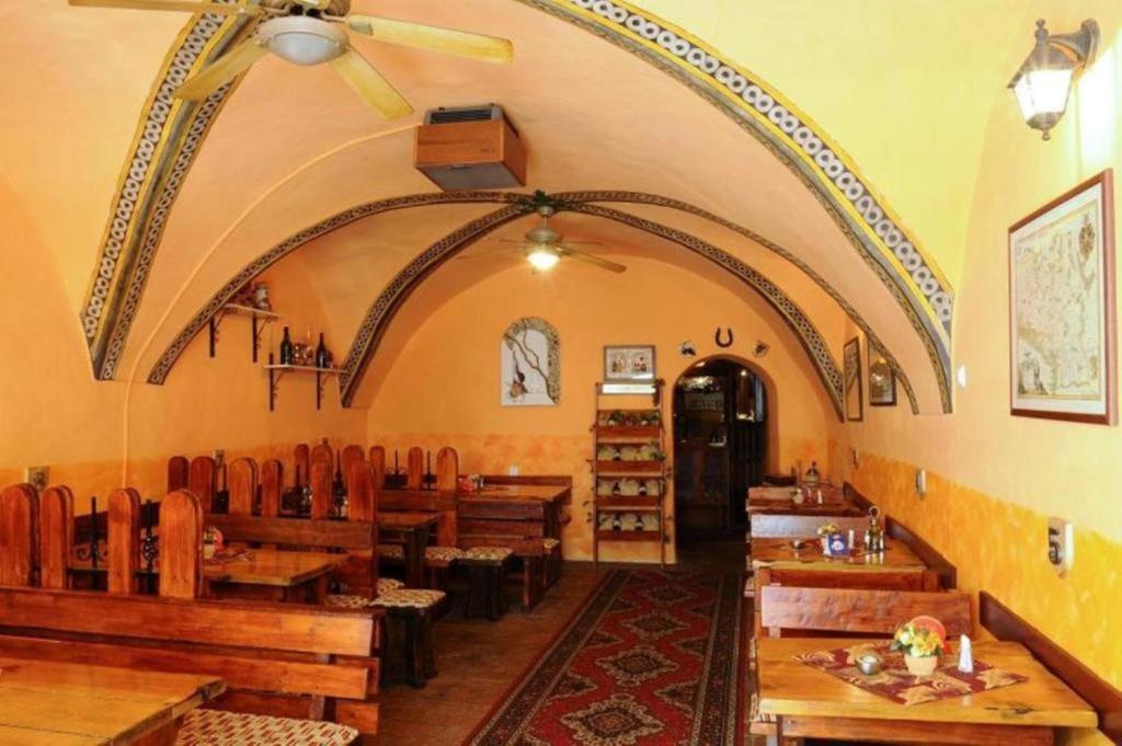 Posezení v ubytování Mini Hotel Abraka & Apartments