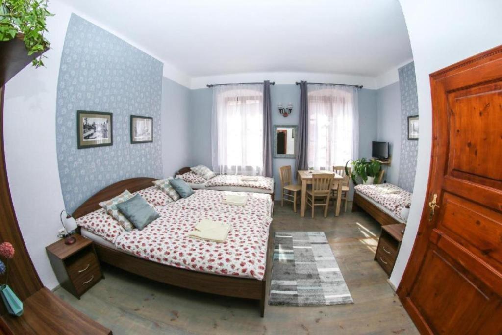 Postel nebo postele na pokoji v ubytování Mini Hotel Abraka & Apartments