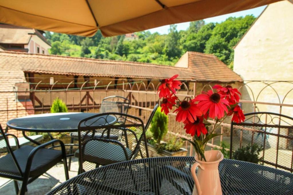 Balkón nebo terasa v ubytování Mini Hotel Abraka & Apartments
