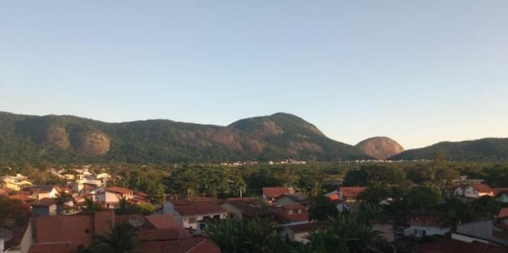 Vistas a una ciudad con montañas en el fondo en Suíte Verano 1,2,3 e 4 en Niterói