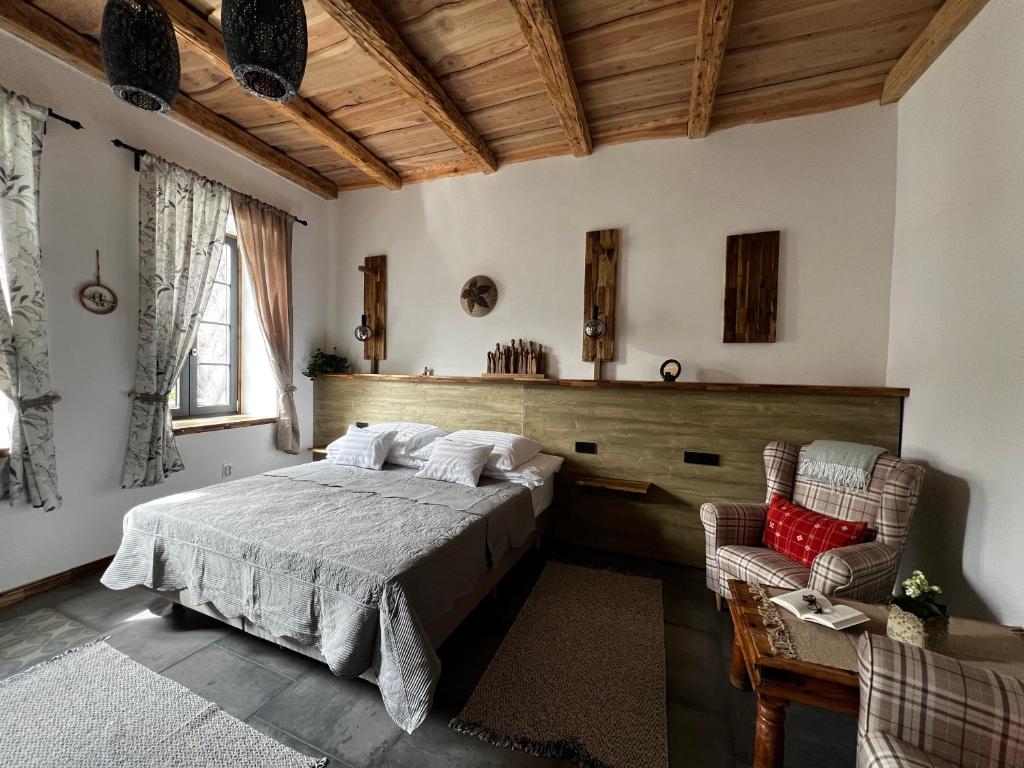 1 dormitorio con 1 cama, 1 mesa y 1 silla en Zöldkapu Vendégház, en Balassagyarmat