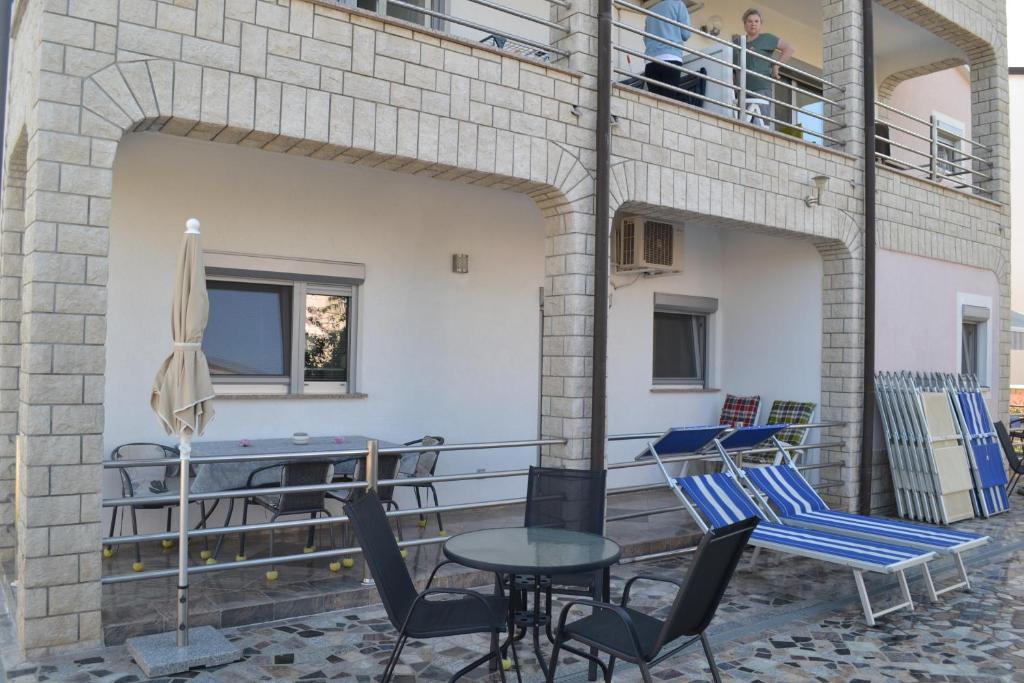 a balcony with chairs and a table at Villa Baldi -Apartmani Danny in Tar