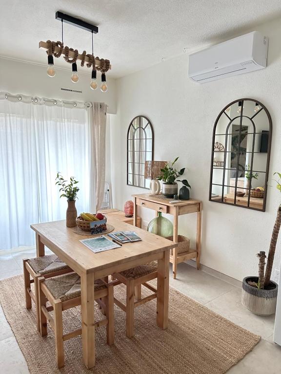 - un salon avec une table en bois et une salle à manger dans l'établissement Appartement Sea Shell, à Cavalaire-sur-Mer