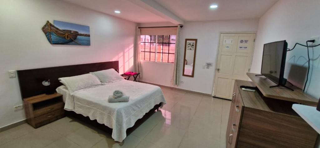 A television and/or entertainment centre at Hostal Marlyn