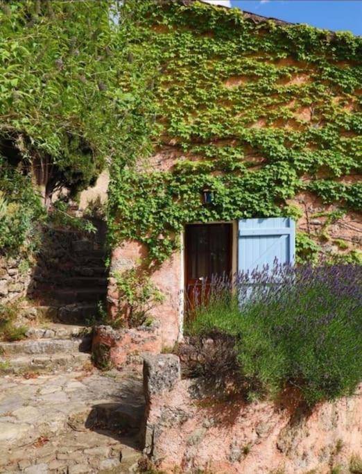 un bâtiment avec une porte sur son côté dans l'établissement La petite maison dans les nuages, à Tourtour
