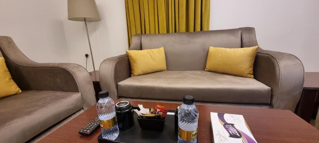 een woonkamer met een bank en een salontafel bij رونزا الشميسي in Riyad