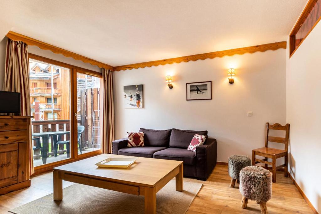 un salon avec un canapé et une table dans l'établissement Résidence Les Hauts De Preclaux - 2 pièces charmant et spacieux aux Orres 1800 MAE-5974, aux Orres