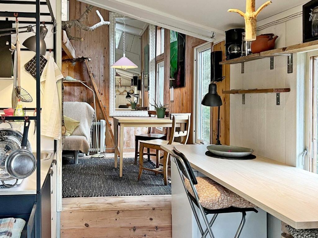 - une cuisine et une salle à manger avec une table et des chaises dans l'établissement Holiday home INGARÖ V, à Grönskan
