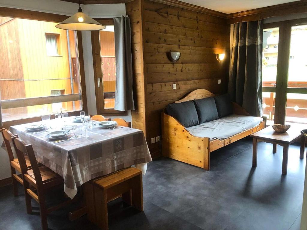 - une salle à manger avec une table et un canapé dans l'établissement Résidence Athamante - L'Athamante 7 - Plein Sud, proche des pistes, piste de luge et commerces, classé 3 étoiles MAE-4644, à Valmorel