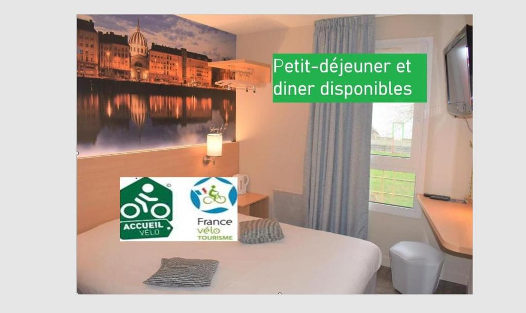una habitación con una mesa con un cartel. en Hôtel Inn Design Resto Novo Châteaubriant, en Châteaubriant