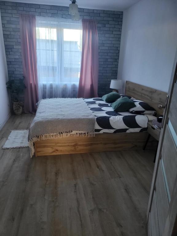 une chambre avec un grand lit dans une pièce dans l'établissement APARTAMENT PRZY WYSPIE, à Darłowo