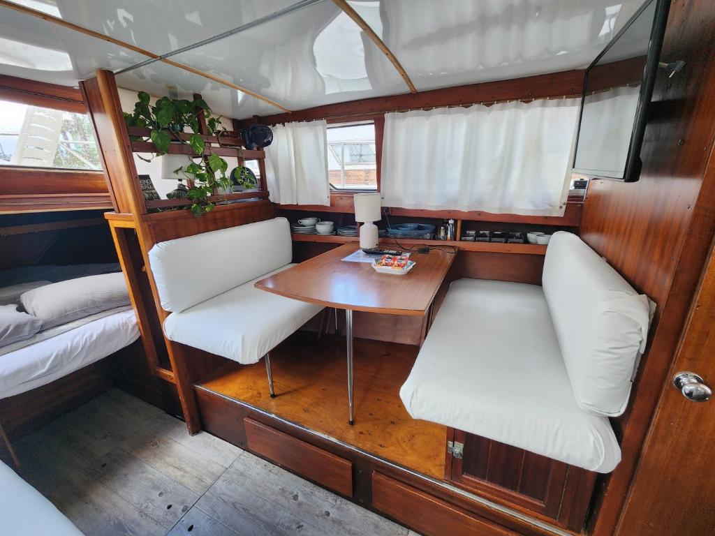 een kleine kamer met een tafel en witte stoelen bij The Floating Loft BCN in Barcelona