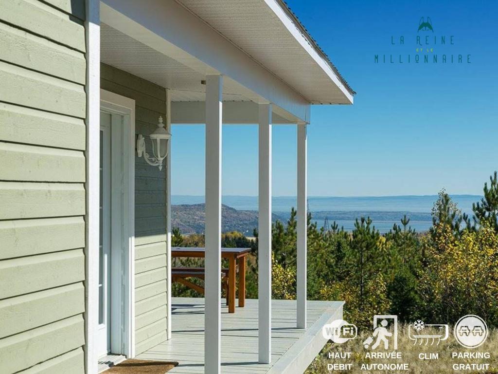 eine Veranda eines Hauses mit Meerblick in der Unterkunft Le Saint Placide de Charlevoix in Baie-Saint-Paul