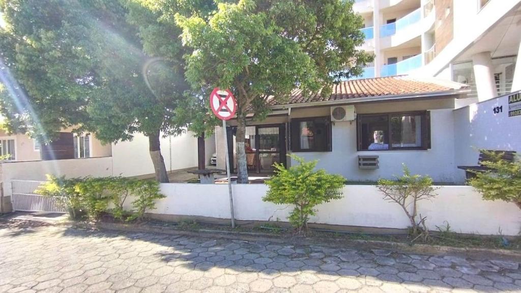 a building with a no entry sign in front of it at A55 - Casa centro de Bombinhas in Bombinhas