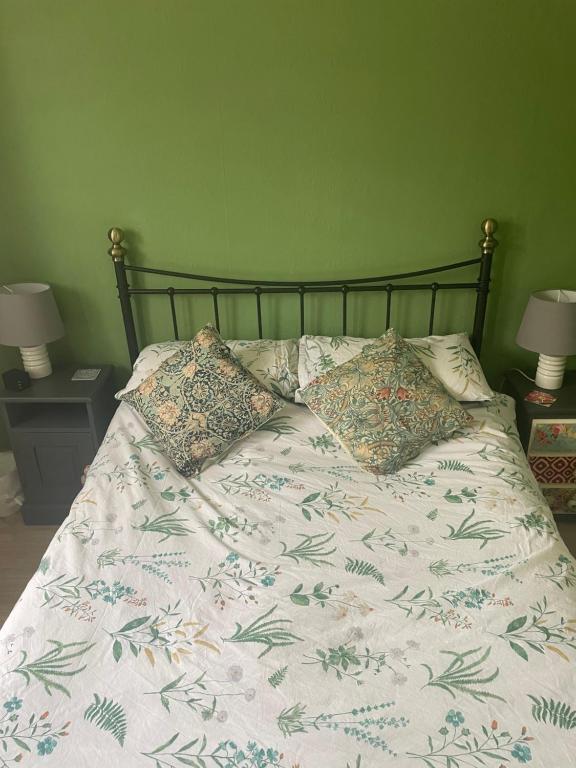 Легло или легла в стая в Seaside Villa on Secluded Green