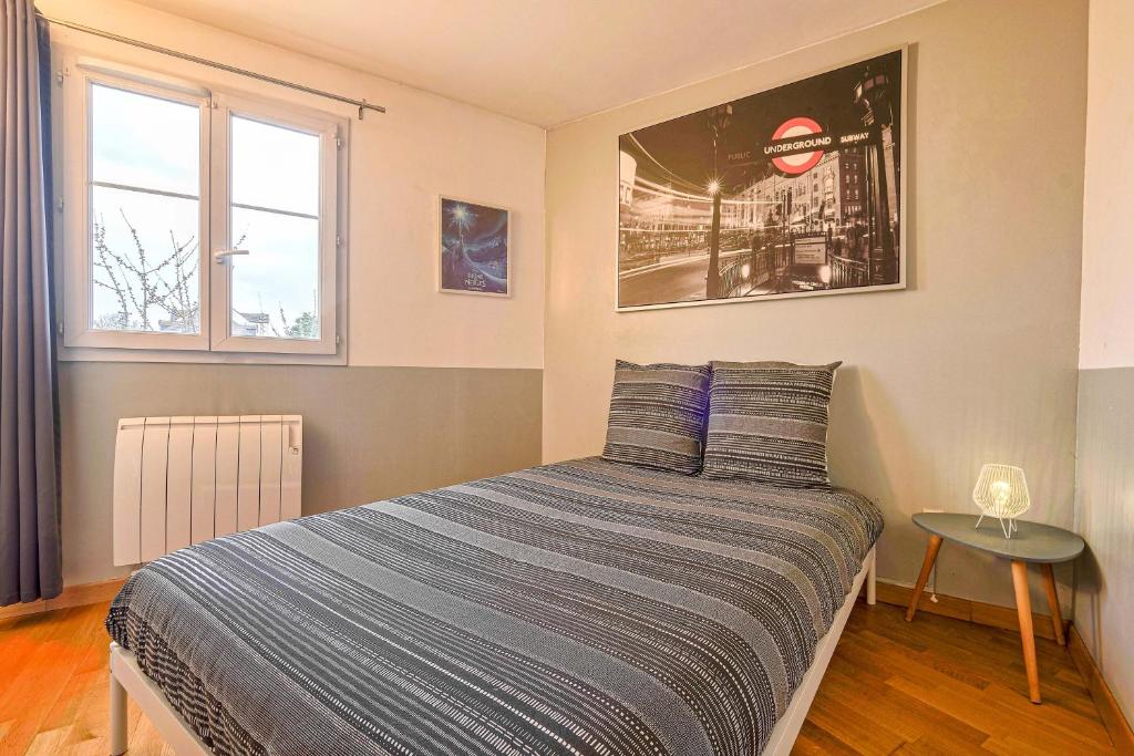 ein Schlafzimmer mit einem Bett und einem Tisch darin in der Unterkunft Apart' Minnie - Disneyland Paris - 3 Bedrooms - Parking privé in Magny-le-Hongre