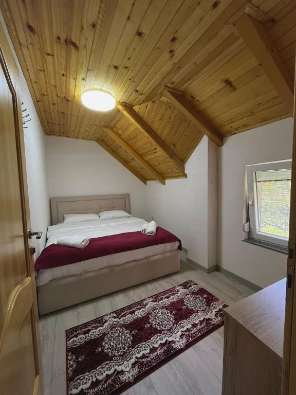 Postel nebo postele na pokoji v ubytování Guesthouse Gezim Selimaj