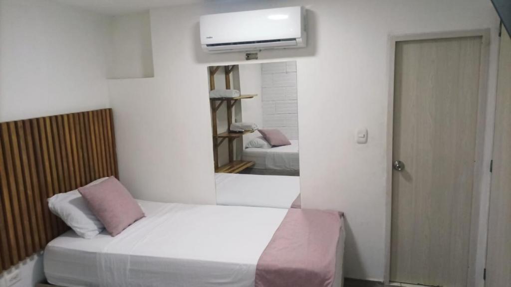 Postel nebo postele na pokoji v ubytování Hostal Catalleya