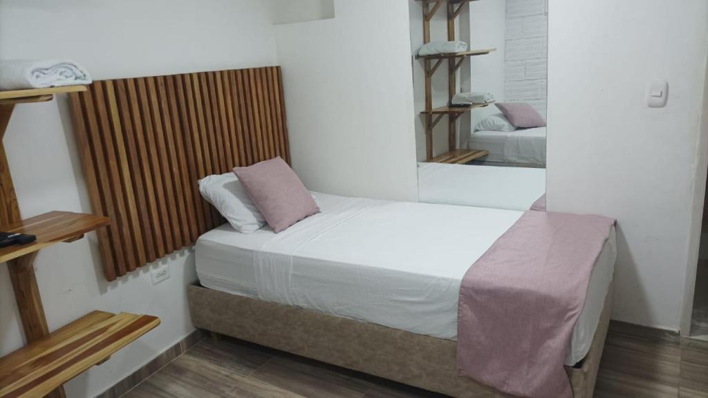 Postel nebo postele na pokoji v ubytování Hostal Catalleya