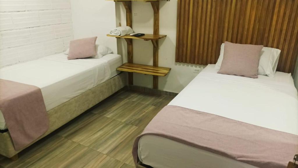 Postel nebo postele na pokoji v ubytování Hostal Catalleya