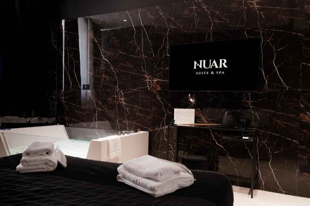 Televízia a/alebo spoločenská miestnosť v ubytovaní Nuar suite&spa