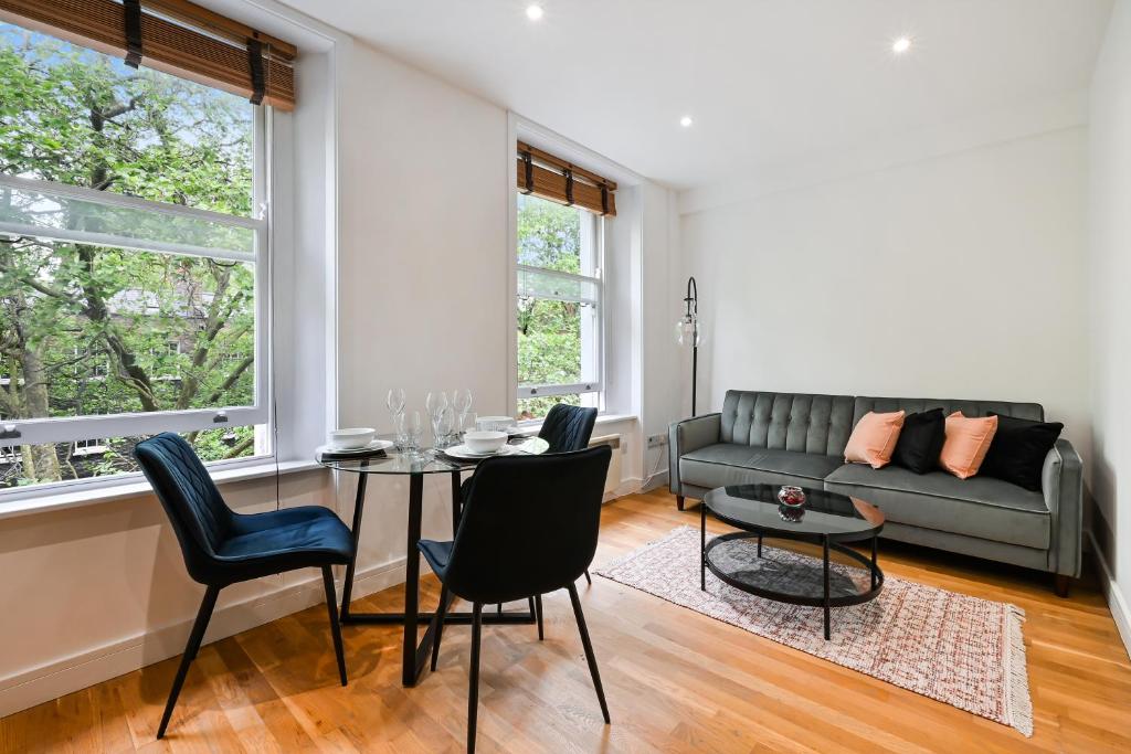 Ruang duduk di Avari Apartments - Gray's Collection