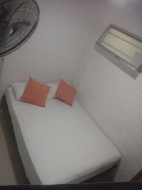 Postel nebo postele na pokoji v ubytování Hostal Catalleya
