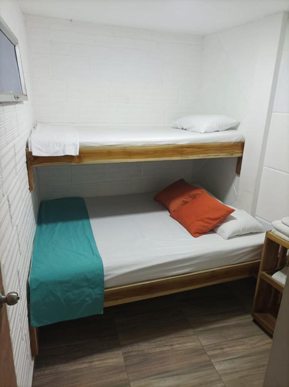 Postel nebo postele na pokoji v ubytování Hostal Catalleya